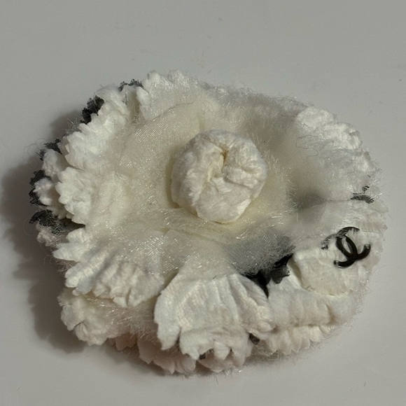 Authentic. CHANEL Broocb - Picture 6 of 13